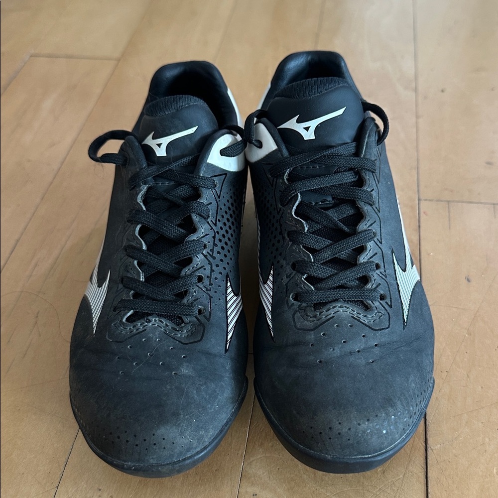 Baseball cleats Mizuno Black and White boys size 1Y